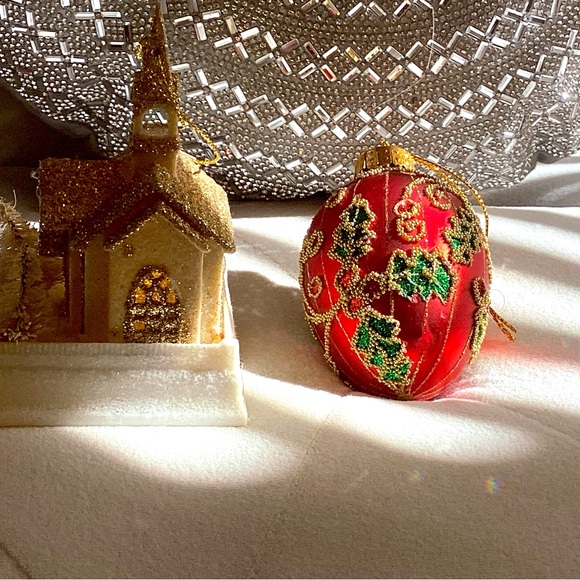 Beautiful neiman Marcus ornate ornaments. The round red is embellished. - Picture 5 of 5